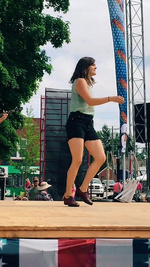 I love this lady’s style of buck dancing! 👣 #buckdance #flatfoot #clogging #oldtime #stepdance #tapdance #seannos