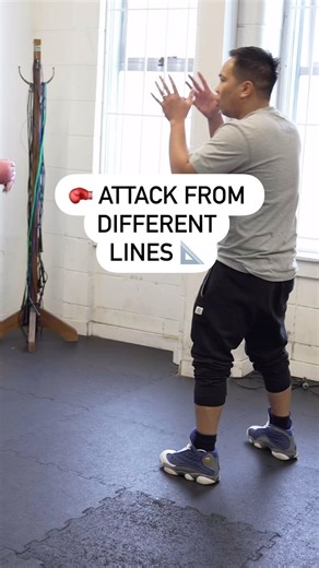 📌 DIFFERENT LINES This game is angles and probabilities. Why attack square which gives your opponent the easiest access to you - attack where their punches are limited, they have to turn to react to you, where you’re less predictable. We say attack from different lines. 🥊 Join me at QB Online for $5 monthly or free for members. Link in bio. 💥 Discover the transformative power of boxing at our Vancouver school of boxing. Whether you’re a beginner, amateur fighter, or a pro, progress thru the s