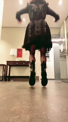 I stand on the toes of my boots all the time I had to try @BeetlejuiceBway … Dc: @rayvlo