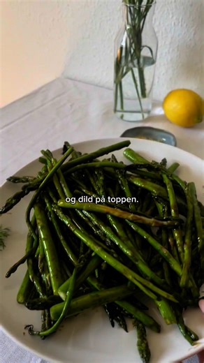 Grønne asparges med teriyaki på 5 min? JA TAK 😍🌿 Forkæl din aftensmad med en ret, der rammer alle de vigtige S’er: Sprød, Sød og Salt ✅ Du skal bruge: 🌿 2 bdt. grønne asparges 🍯 1 ps. teriyaki-sauce 🍶 1 spsk. olie 🍋 Citronskal 🧂 Salt & peber Tip: Pynt med lidt dild på toppen! Sådan gør du: 1️⃣ Knæk bunden af aspargesene 2️⃣ Steg dem i olie – de skal stadig ha’ knæk 3️⃣ Tag af varmen og dryp med teriyaki 4️⃣ Tilføj citronskal, salt & peber 5️⃣ Servér og nyd 😋 Psst... Gem opskriften til di