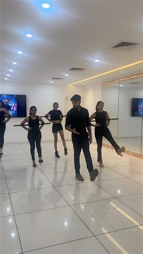 Modeling basic session with the beginners batch #style #fashion #model #tutorial #beauty