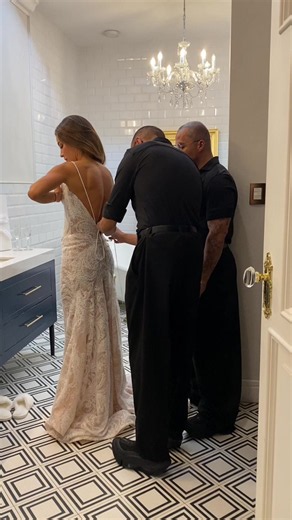 ¡Lista la parte 2, hermanas! 👰‍♀️✨ Acompañenme a mis últimas citas: desde la prueba del vestido terminado con sus ajustes, hasta el momento de la entrega final con mi mamá (spoiler: no parábamos de llorar 🥹) @iann_deybridal oficialmente los mejores. Gracias por hacer realidad exactamente lo que tenía en mente 🤍 . . Cómo imaginaban que sería el vestido? Las leo 👇🏻👀 #boda #weddingdress #vestidodenovia