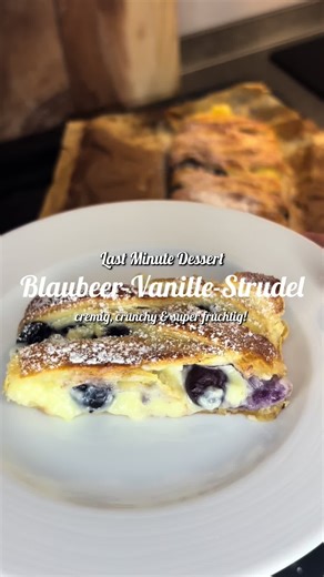 ✨BLAUBEER-VANILLE-STRUDEL✨ Wer kennt es nicht? Plötzlich kündigt sich Besuch an und man hat nichts daheim. Dieser Strudel ist die Lösung. Ein Gaumenschmaus für alle Gäste! Zutaten: - 1 Packung Blätterteig - 1 Packung Vanillepuddingpulver - 2 EL Zucker - 500ml Milch - 200g Blaubeeren - 1 Ei - Optional: Puderzucker Zubereitung: 1. Milch, Zucker und Puddingpulver zum kochen bringen. Fertigen Pudding kalt stellen und mit Frischhaltefolie zudecken, dass keine Haut entsteht. 2. Blätterteig ausrollen u