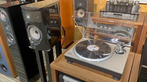 黑胶留声机有一种迷人的魅力Technics SL1500C作为一款自带MM唱头（高度风 RED）自带唱放的机器，搭配ONIX功放驱动法国FOCAL 1008BE
