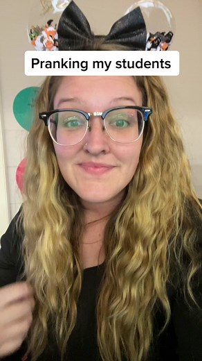 Just a casual Wednesday afternoon in Ms. Green’s class pranking my students. #teachersoftiktok #teachertok #EvilMsRed