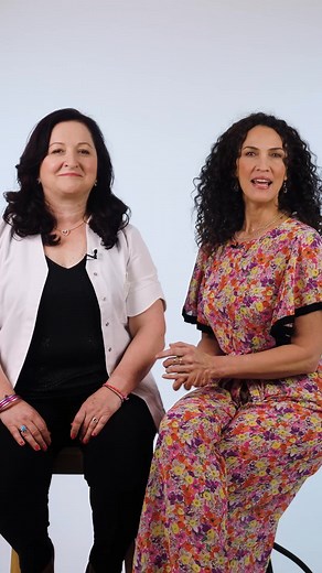 Mythe ou réalité ? On vous dit tout sur l’Ylang-Ylang. Linda Hardy accueille Françoise Couic-Marinier, Docteure en Pharmacie, aromathérapeute et phytothérapeute, pour vous en dire plus autour de l’huile essentielle d’Ylang-Ylang ! 💡 Découvrez tous leurs conseils pour savoir comment l’utiliser et à quelles occasions. 👉 Et vous, connaissiez-vous l’Ylang-Ylang ? Dites-le-nous en commentaire ! 💬 | Aroma-Zone