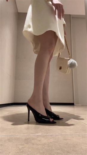 Siêu phẩm mới từ 𝐀𝐥𝐞𝐱 & 𝐒𝐚𝐫𝐚 là lời mời gọi của sự sang trọng và quyến rũ 🖤 LT132 ĐEN | ĐỎ | KEM CHIỀU CAO: 9CM __________ ▪️ Alex & Sara - Express your style with a beautiful pair of shoes ▪️ Địa chỉ & Hotline CN1 - Outlet Store: 62 Nguyễn Cửu Vân, phường Gia Định (quận Bình Thạnh cũ), TPHCM - Hotline: 0703 733 188 CN2: 118 Lê Văn Sỹ, phường Phú Nhuận (quận Phú Nhuận cũ), TPHCM - Hotline: 0703 172 168 ▪️ Website: alexsara.vn #alexsara #giayhoahau | Alex & Sara