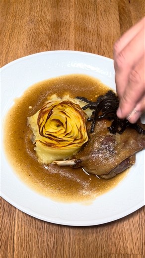 Confit de canard et rosace de pomme de terre