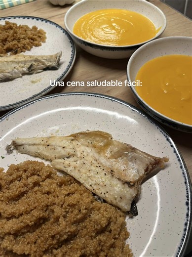 Esta fue nuestra cena hace unos días, muy fácil y saludable 🐟🌾🥣 De primero una cremita de calabaza y luego lubina al horno con quinoa y salsa de soja. Mi truco siempre es hacer bastante cantidad de crema y tener para varios días y en este caso con la quinoa también lo hice, para poder echársela a mi marido de comida para su guardia de trabajo (podéis verlo en el vídeo anterior) Para la crema de calabaza🥣🎃: Media calabaza, una cebolla o un puerro, un tomate y dos zanahorias pequeñas. Primero