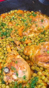 Mazare cu carne de pui in doar 15 minute se prepara. Reteta ❤️4 ciocanele de pui ❤️3 morcovi ❤️4 ciocanele de pui ❤️sare piper boia ❤️500 ml apa ❤️300 ml sos de rosii ❤️1 ceapa ❤️300 gr mazare ❤️marar | Ella Cooking