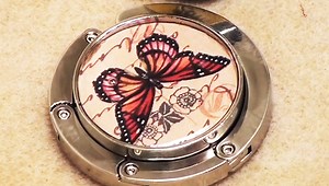 How to Customize a Purse Hanger Using UV Resin