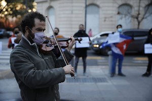 La sorprendente historia detrás del violinista cubano que cruzó al becario del Conicet en Intratables