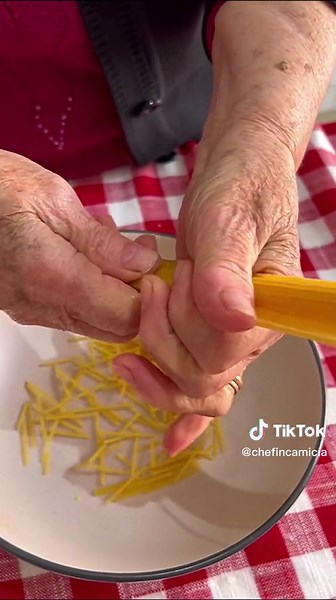 Deliziosa pasta con brodo di pesce alla siciliana