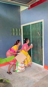 จับตุ๊กแกฮามาก🤣 Catching a gecko is so funny. #funny #reelsviralシ #reelsfypシ #comedy #fb #คลิปตลก | Sunaree Sriprai