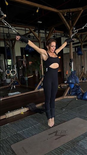 Dancing and fooling around before flowing into a deep stretch. Fun & flexibility! 🌿🎶