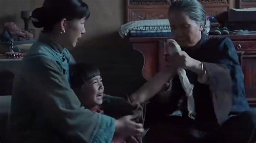 黑娃拼尽全力保护灵灵，不愿她被裹足束缚