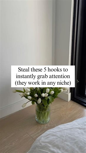 Patricia | IG Growth & Content Strategy on Instagram: "👇 Did you know? You only have 3 seconds to capture your audience’s attention 🤯 🪝 The hook is the most important part of your post. Why? If you don’t grab attention within the first 3 seconds, people will keep scrolling. When that happens, the algorithm sees low retention + low engagement, and won’t push your post to a wider audience. → Less reach = fewer views = your valuable message doesn’t get seen. Here are 5 power