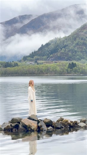 Norway is perfection and I was honoured to stay in the most natural lodge on a beautiful fjord where nature blends away the stresses of real life. TunheimsFjørå Lodge was just exquisite.. #norway #fjord #lodgeswithhottubs #tunheimsfjørå #sagastad #nordfjordeid #viking #vikings #shieldmaiden #valkyrie #luxurytravel | Anneka Svenska