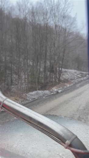 Listen to that!!! Throwback to almost a year ago man I miss drivin them big units and I miss hearing this old ford #ford #cat #coal #coalhauler #wv