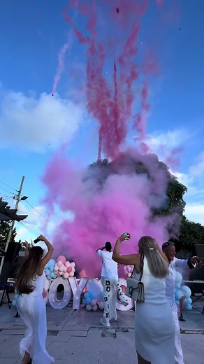 Our smoke rockets gave a special present to this beautiful family.🎁💕✨ #genderreveal #genderrevealparty #genderrevealworld #genderrevealideas #revelaciondegenero #charevelacao #charevelação #genderrevealmiami #revelaciondesexo #charevelacaoideias