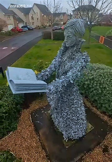 Athena by Andy Scott 🏴󠁧󠁢󠁳󠁣󠁴󠁿 Athena is a public steel sculpture by Scottish artist Andy Scott, best known for large-scale works like The Kelpies. Installed in 2011 on a housing development in Prestonpans, East Lothian, the three-metre-high figure depicts a woman in period costume reading a book, her form composed of interwoven, leaf-like steel pieces. The piece was commissioned as a focal point for the Athena Grange estate and serves as a dignified tribute to the 81 men and women from the