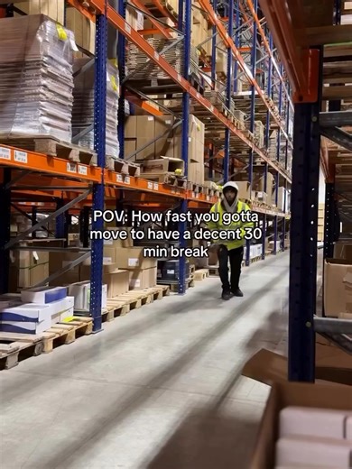 POV: How fast you gotta move to have a decent 30 min break (🎥: @dame2funny_) #failarmy #smoothoperator #truckfails #forklift #trucklife #warehouseworker #forkliftfails