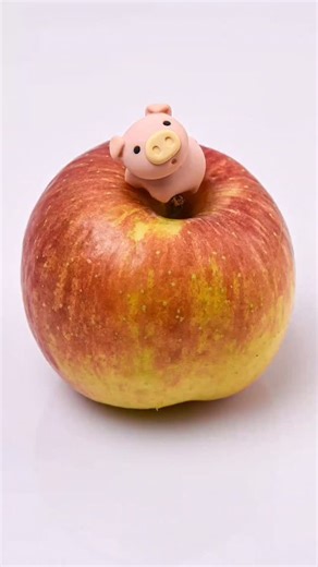 Brainier⚡ on Instagram: "Piggy is eating an apple 🍎"