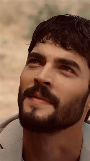 ‎ایــــــزیل🌘‎ on Instagram‎: "مکن از من جدایی🍂🤚🏽! ا 日本利用压电瓷砖将脚步转化为电能。这些瓷砖捕捉来自你脚步的动能。当你行走时，你的重量和动作会对瓷砖产生压力。瓷砖会轻微弯曲，从而产生机械应力。瓷砖内部的压电材料将这种应力转化为电能。每一步都会产生少量电荷，而数百万步结合在一起就能产生足够的电力来驱动LED 灯、数字显示屏和传感器。在像涩谷车站这样繁忙的地方，每天大约有240万个脚步为这一系统作出贡献。这些电能可以被储存或立即使用，从而减少对传统电力来源的依赖，并支持可持续的城市基础设施。这种方法将日常运动转化为实用的可再生能源 #日本#知识#事实＃你知道吗 #推荐#科技 #创新 #历史 #技术#实验#热门 @jx3_ezil"‎