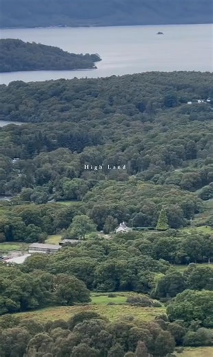 Conic Hill จุดชมวิวสุดฮิตริม Loch Lomond ที่ใช้เวลาเดินไม่นานมาก .. แต่ได้วิวคุ้มเกินคาด .. เส้นทางเดินป่าพาผ่านทุ่งหญ้า ลัดเลาะป่าไม้ .. ก่อนถึงยอดเนิน ที่มองเห็นทะเลสาบทอดยาว พร้อมเกาะเล็กเกาะน้อยกระจายตัวสวยงามเป็นฉากหน้า และแนวภูเขาเป็นฉากหลัง | The Traveller