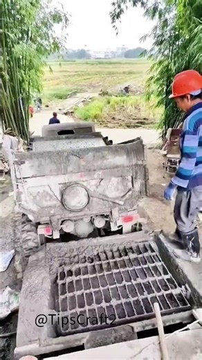 The rear of the car faces the pit mouth, and the cement slurry rushes into the groove