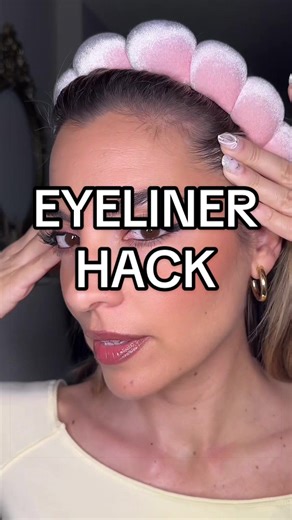 following this eyeliner hack tutorial, would you try it? 🖤🔪 @NYX Professional Makeup @Wonderskin Beauty Ib: @Vika_bodro💄 👏🏻#eyelinerhack #makeup #beautyhacks #eyeliner