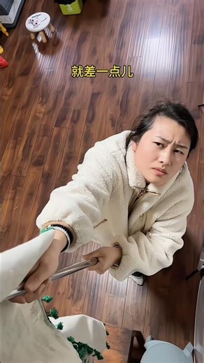 Girl Tried Many Ways to Hang Curtains... All Failed... Then She Found a Permanent Fix