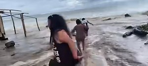 WATCH || Daywang senior citizen, hinapit maanod sa baybay sa Aurora matapos nga bumaskog ro sueog tuga it storm surge daea it Super Typhoon Uwan. Credits to the rightful owner of the video. #ConsistentOverAllNumber1SaAklan #BomboRadyoKalibo | Bombo Kalibo