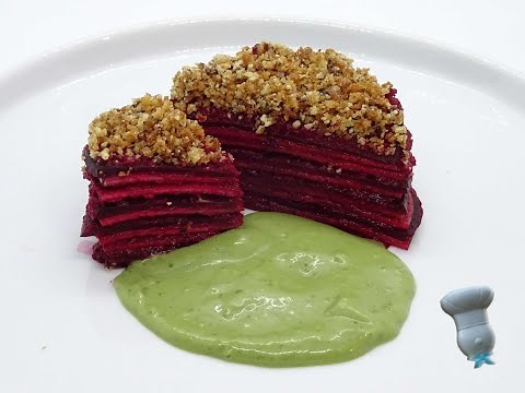 Betterave rouge en millefeuille à la pomme verte, chapelure à la noisette, laitue céleri