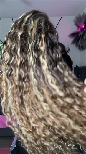 Review of the 7x5 Honey Blonde Curly Glueless Amazon Wig