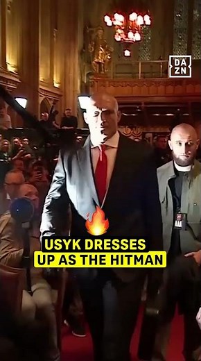 When Oleksandr Usyk arrived as The Hitman for a press conference with Tyson Fury 😮‍💨