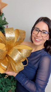 Cómo hacer moño para el árbol de navidad 🌲 #navidad #navideño #diciembre #pino #arbol How to make a bow for the Christmas tree 🌲 #christmas #holiday #december #tree #pine #fblifestyle | Hablo Bajito