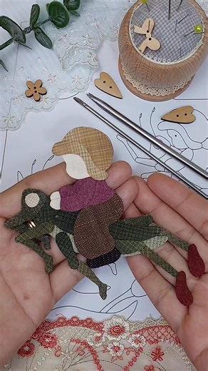 1.9K views · 197 reactions | applique เด็กขี่ตั๊กแตนงานละเอียดมากแต่ละชิ้นเล็กสุดๆ ❤️殺 #fblifestyle #applique #appliqué #quiltbag #quiltpatterndesigner #quiltlove #quilt #diy #Embroidery #tutorials #กระเป๋าผ้าแฮนด์เมด #patchwork #ต่อผ้า #เย็บผ้า #apliquick #Handmadebag | Dusa Quilte | Facebook