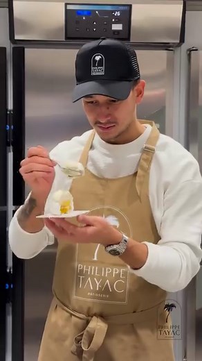 211K views · 358 reactions | La jolie petite pavlova exotique de @philippetayac @philippetayacpatisserie avec de la vanille, du fruit de la passion et un confit exotique ️ The cute and delicious exotic pavlova by @philippetayac @philippetayacpatisserie with vanilla and passion fruit. . . #regram #vanille #vanilla #passionfruit #fruitdelapassion #passion #pavlova #meringue #meringuefrancaise #confitexotique #philippetayac #foudepatisserie | Fou de Pâtisserie | Facebook