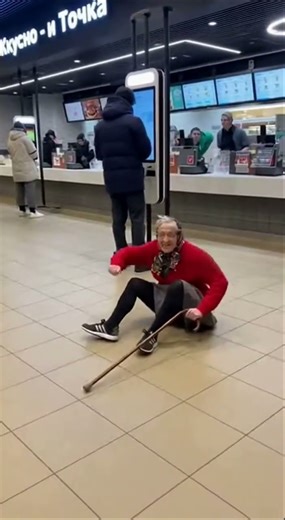 GRANDMAS SHUFFLE DANCE PRANK IN MALL 🤣🔥 #Shorts