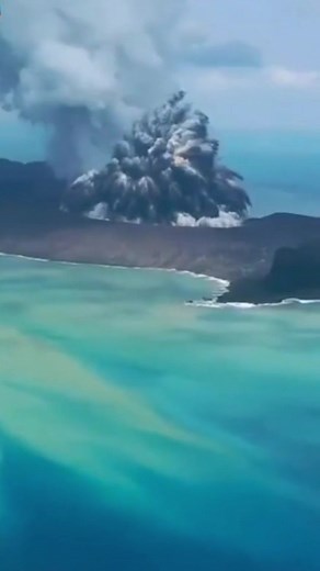 Isola di Tonga, l’eruzione del vulcano Hunga genera una gigantesca nuvola di cenere e fumo 🇹🇴🌋 I pennacchi di gas, fumo e cenere che si riversano dal vulcano hanno raggiunto i 20 km nel cielo, ha affermato il Servizio geologico di Tonga. L’eruzione è durata otto minuti ed è stata così violenta da essere stata udita nelle Fiji, a più di 800 km di distanza da Tonga 😲💨...............................................................................................................................