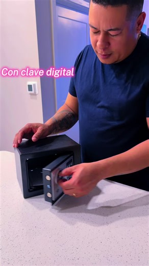 Mini caja fuerte con llave y clave digital 🔒 Perfecta para guardar dinero, documentos o cosas personales en casa. Mira los detalles en el enlace.” #tiktokshop #productosparacasa #seguridadencasa #gadgetsutiles #comprasenlinea