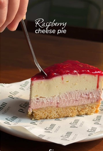 Raspberry Cheese Pie 👀✨ #ราสเบอร์รี่ ชีสพาย หวานอมเปรี้ยว ตัดกับครีมชีส มาสคาโปน วิปครีม และแคร็กเกอร์เค็มๆ #raspberry #cheesepie #คาเฟ่ #เค้ก