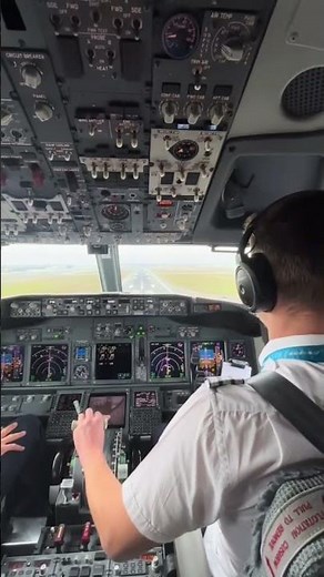 This is what a landing looks like from the cockpit✈️ #aviation#pilot#airplane#approach#landing#ai...