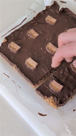 Mars Bar Slice RECIPE 🍫👇🏻 3 mars bars, chopped (plus one extra for topping) 2 tbs butter 1 tbs sweetner (i used dolce de leche) 3 cups rice bubbles 360g chocolate 1 tbs coconut oil Step 1. Melt mars bars over double boiler with butter and sweetener (the nougat wont fully melt, and that is fine!) Step 2. Mix melted mars bar with rice bubbles and then press into a lined tin (I used a brownie tin) Step 3. Melt chocolate with coconut oil and then pour over rice bubble mix and top with remaining m