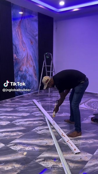 Diseño de paneles de mármol y pared acanalada