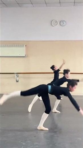 Synchronized Backflips & Acrobatic Precision: Chinese Dancers' Jaw-Dropping Performance! 💫✨