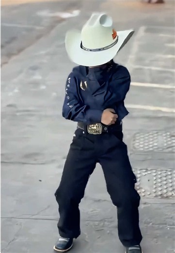 Botadinha de Igor Ferrari: faça o trend do forró sem gravar a dança ao Todo mundo no Brasil está atrás do hit Botadinha de Igor Ferrari: a música “amor”, coreografia completa, dança de forró, versão de MC Juninho, trend viral, trecho “saliente”, transições para editar e a famosa dancinha que está bombando. Não precisa treinar os passos nem gravar vídeo pessoal para participar do hype: basta enviar uma foto no CapCut, a ferramenta sincroniza automaticamente o ritmo de Botadinha e gera seu conteúd