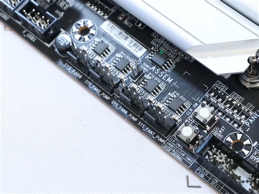 这款主板搭载的CPU核心数比全网吧加起来还多！