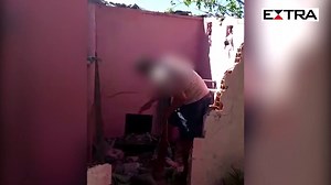Imagens de traficantes obrigando um homem a depredar um centro espírita e que circulam em redes sociais estão sendo investigadas pela Polícia Civil. O espaço depredado é no Morro do Dendê, na Ilha do Governador, na Zona Norte do Rio. Em cinco anos, o número de denúncias de casos de intolerância saltou de 15 para 759. Leia mais: https://glo.bo/2wWThj4 #JornalExtra | Jornal Extra